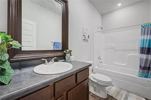 Bath - 3618 S 3rd St, Rogers, AR 72758 photo 3 of 3