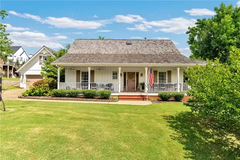 2180 E Camelot Pl, Fayetteville, AR 72701