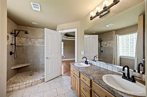 Bath - 921 Waterfront Rd, Alma, AR 72921 photo 4 of 6
