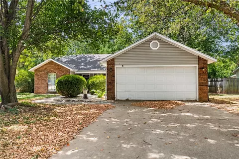 1299 N Fieldstone Ave, Fayetteville, AR 72704