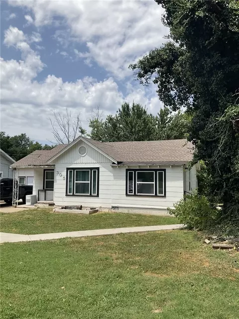 305 E Franklin St, Siloam Springs, AR 72761
