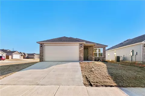 846 E Sparrow Cir, Fayetteville, AR 72701