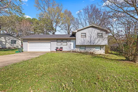 2224 Mockingbird Ln, Fayetteville, AR 72703