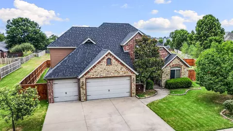 2711 SE 7th St, Bentonville, AR 72712