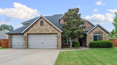 2711 SE 7th St, Bentonville, AR 72712