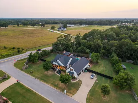 12175 Lost Oak Dr, Bentonville, AR 72712
