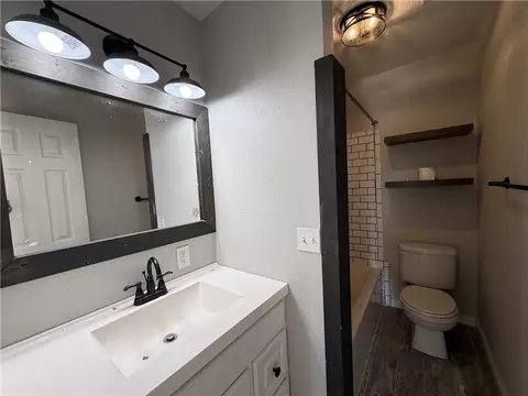 Bath - 821 E Washington Ave, Harrison, AR 72601 photo 1 of 2