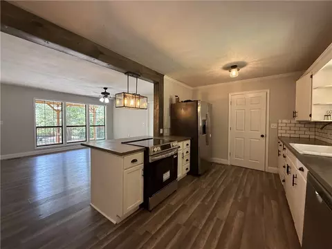 Kitchen - 821 E Washington Ave, Harrison, AR 72601 photo 2 of 4