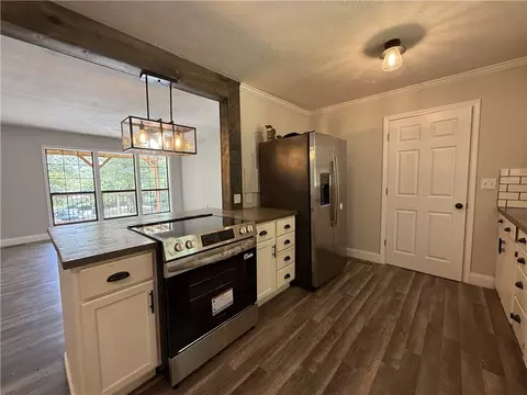 Kitchen - 821 E Washington Ave, Harrison, AR 72601 photo 3 of 4