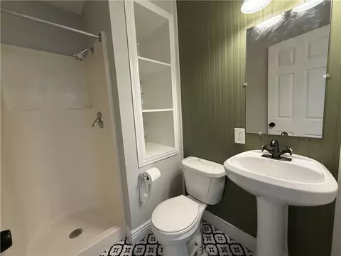 Bath - 821 E Washington Ave, Harrison, AR 72601 photo 2 of 2