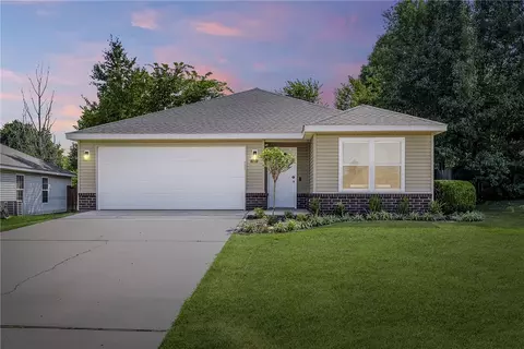 819 Tunbridge Dr, Bentonville, AR 72712