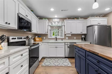 Kitchen - 571 Wildrose Dr, Omaha, AR 72662 photo 1 of 7