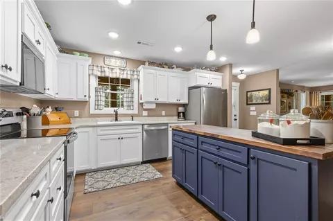 Kitchen - 571 Wildrose Dr, Omaha, AR 72662 photo 4 of 7