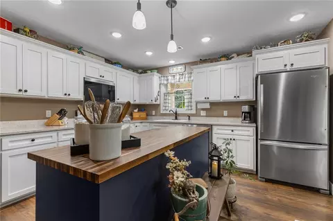 Kitchen - 571 Wildrose Dr, Omaha, AR 72662 photo 3 of 7