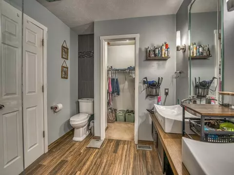 Bath - 4058 Valley Rd, Harrison, AR 72601 photo 4 of 5