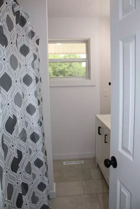 Bath - 1700 Silver Valley Rd, Harrison, AR 72601 photo 2 of 5
