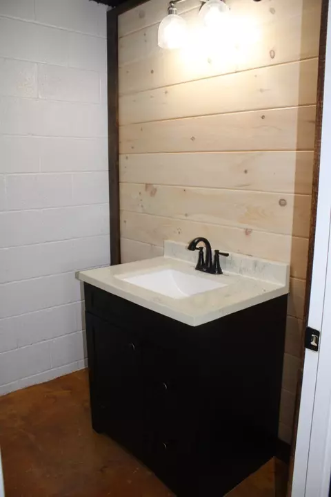 Bath - 1700 Silver Valley Rd, Harrison, AR 72601 photo 4 of 5