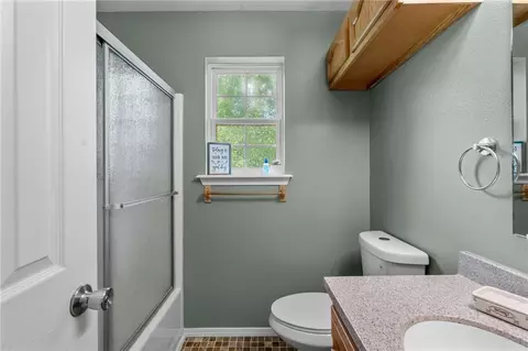 Bath - 1003 S Walnut St, Harrison, AR 72601 photo 2 of 3