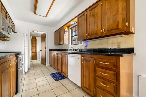 Kitchen - 6 Hawthorne Cv, Harrison, AR 72601 photo 2 of 2
