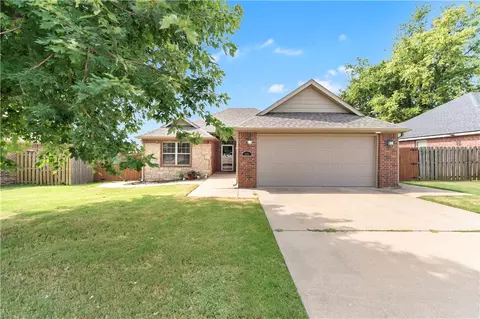 402 W Worchester, Siloam Springs, AR 72761
