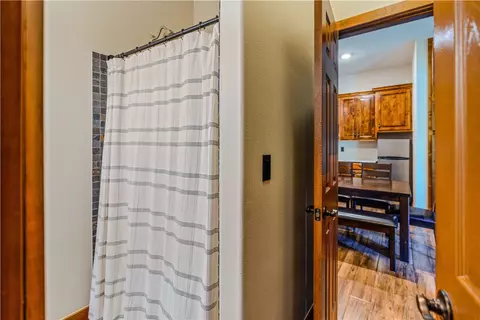 Bath - 8662 Woods Rd, Rogers, AR 72756 photo 4 of 5
