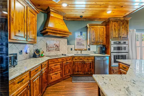 Kitchen - 8662 Woods Rd, Rogers, AR 72756 photo 2 of 3