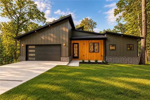 9 Mere Ln, Bella Vista, AR 72714