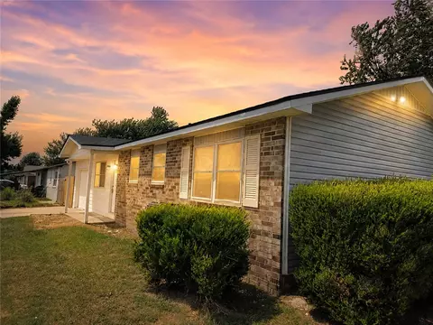 1305 Bishop Dr, Rogers, AR 72756