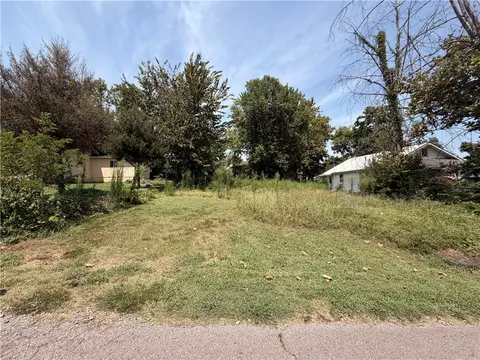 1222 W Sevier St, Clarksville, AR 72830