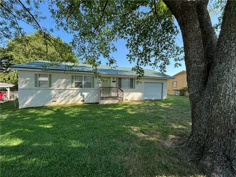 105 Northview Ave, Huntsville, AR 72740