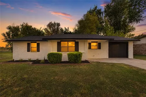 1004 SE 11th St, Bentonville, AR 72712
