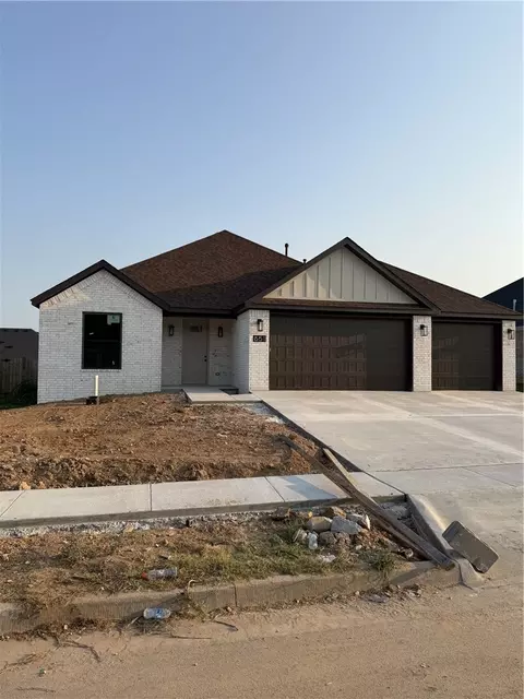 851 E Buchanan St, Prairie Grove, AR 72753