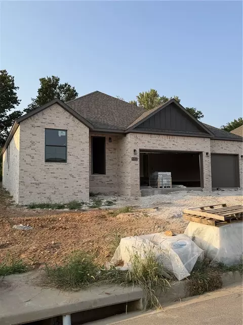 882 E Buchanan St, Prairie Grove, AR 72753