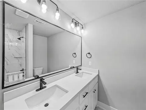 Bath - 4832 Hawk St, Springdale, AR 72762 photo 5 of 5