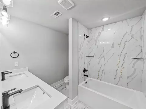 Bath - 4832 Hawk St, Springdale, AR 72762 photo 4 of 5
