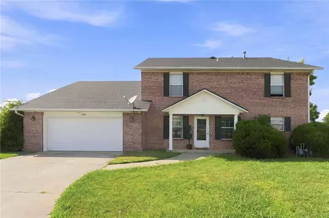 662 N Meadowlands Dr, Fayetteville, AR 72704
