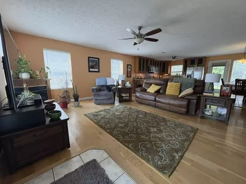 Living - 3801 Shields Dr, Harrison, AR 72601 photo 4 of 5