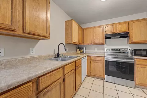 Kitchen - 435 Chartres Ave, Springdale, AR 72764 photo 3 of 5