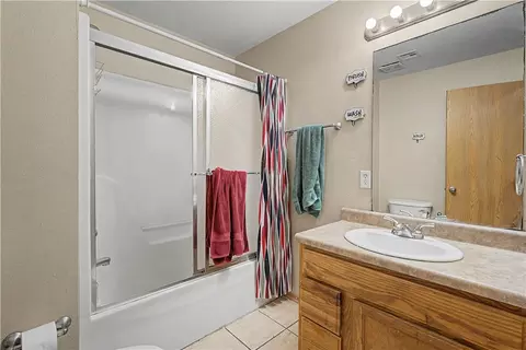Bath - 435 Chartres Ave, Springdale, AR 72764 photo 2 of 6