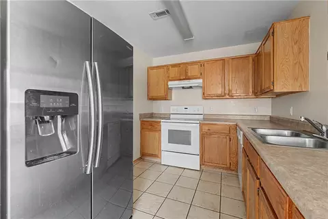 Kitchen - 435 Chartres Ave, Springdale, AR 72764 photo 2 of 5