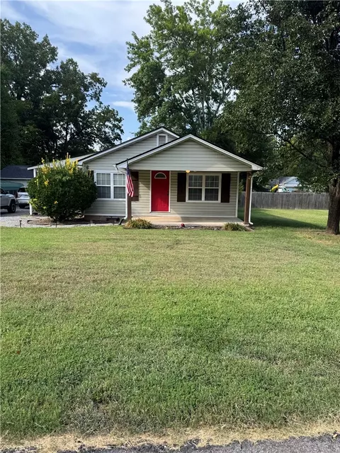 511 E 7th St, Russellville, AR 72801
