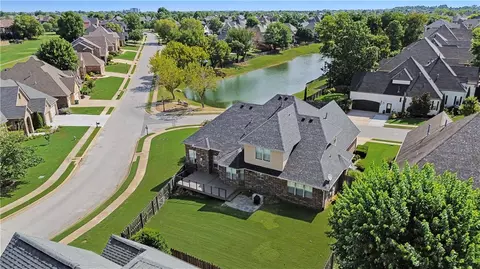 5500 S Lancaster Dr, Rogers, AR 72758