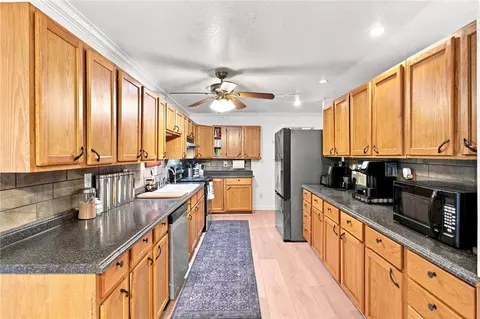 Kitchen - 16436 Low Gap Rd, West Fork, AR 72774 photo 3 of 5