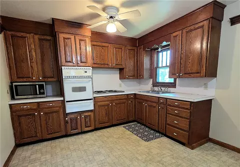 Kitchen - 705 Beverly Dr, Harrison, AR 72601 photo 3 of 3