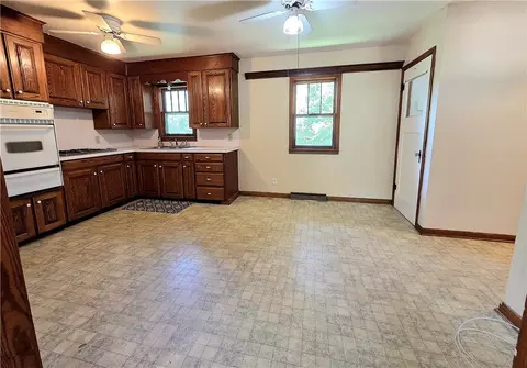 Kitchen - 705 Beverly Dr, Harrison, AR 72601 photo 2 of 3