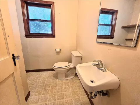 Bath - 705 Beverly Dr, Harrison, AR 72601 photo 2 of 2