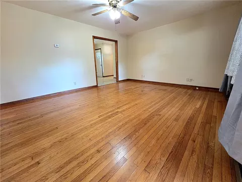 Living - 705 Beverly Dr, Harrison, AR 72601 photo 3 of 3