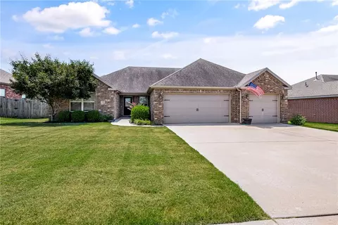 208 Pebble Beach Dr, Cave Springs, AR 72718