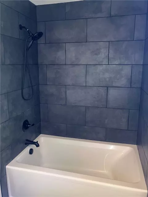 Bath - 3956 Perry St, Harrison, AR 72601 photo 2 of 3