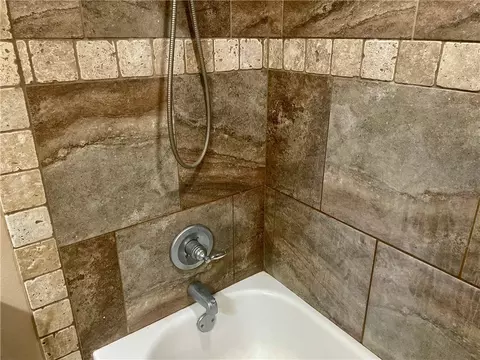 Bath - 3909 Clark Ave, Springdale, AR 72762 photo 5 of 5